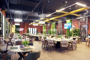 Phục vụ bữa sáng, bữa trưa và bữa tối 