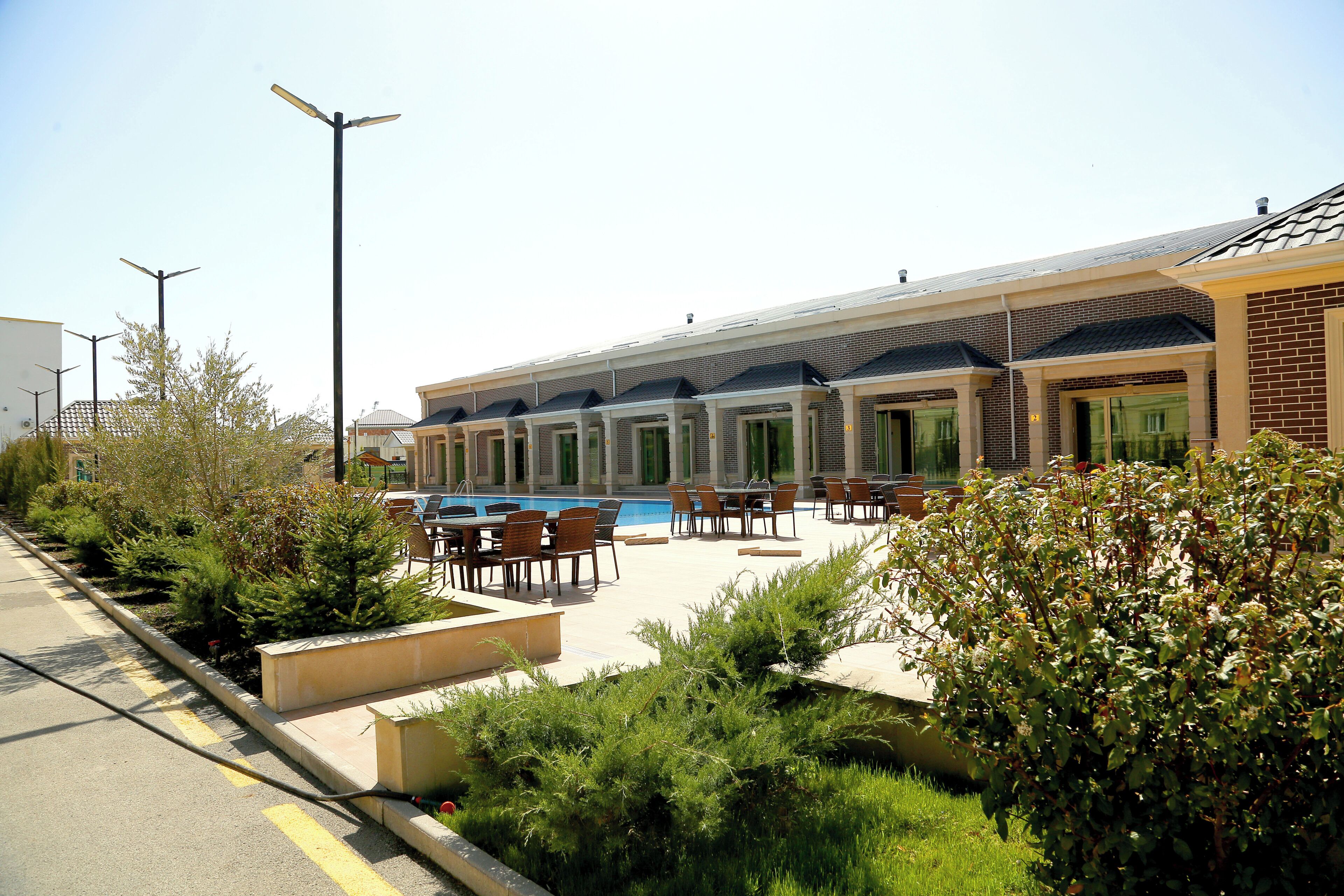 Seprai premium, minibar, brankas, dan tirai kedap cahaya