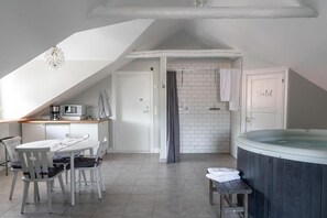 Superior suite, 1 slaapkamer, bubbelbad, aan tuin | Individueel gedecoreerd, individueel gemeubileerd, gratis wifi