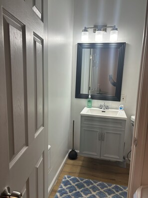 Towels, soap, toilet paper - 3rd fl 2-bedroom near Temple ER & Trauma (Philadelphia)