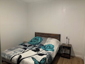 2 bedrooms, iron/ironing board, WiFi, bed sheets - 3rd fl 2-bedroom near Temple ER & Trauma (Philadelphia)