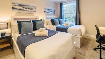 Apartamento design, 2 quartos | 2 quartos, escrivaninha, espaço de trabalho para notebook