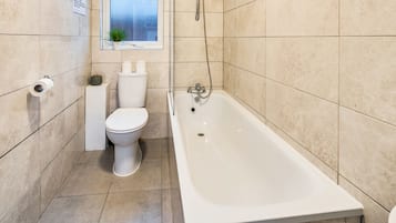 Apartamento econômico, 2 quartos, banheira | Banheiro | Chuveiro/banheira combinados, produtos de toalete grátis