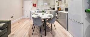 Economy Apartment, 2 Bedrooms, Bathtub | In-room dining