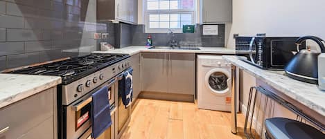 Refrigerador con freezer, microondas, horno, placa de cocina
