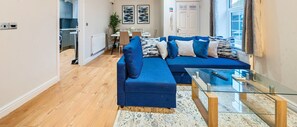 Departamento de diseñador, 2 habitaciones | Área de sala de estar | Smart TV, Netflix y servicios de streaming 