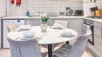 Economy Apartment, 2 Bedrooms, Bathtub | Makan dalam bilik