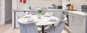 Economy appartement, 2 slaapkamers, bad | Dineren op de kamer