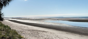 Sandy Toes Beachside Pad-Walkway to Toogoom Beach-Sleeps 4-BBQ-Plunge Pool