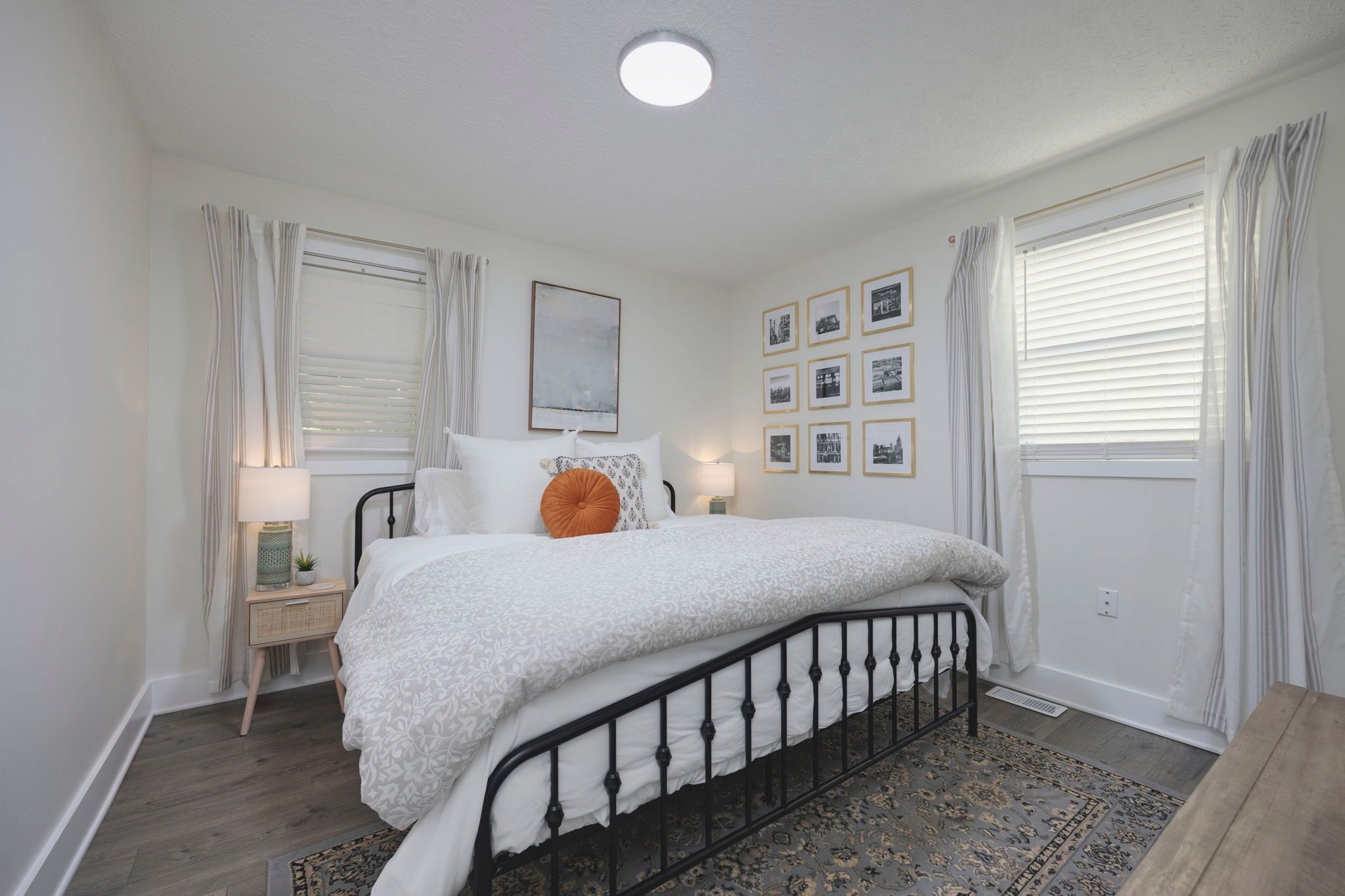 2 bedrooms, desk, iron/ironing board, WiFi