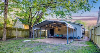Cottage 2 mi to Broadway: King Bed, Fenced Yard