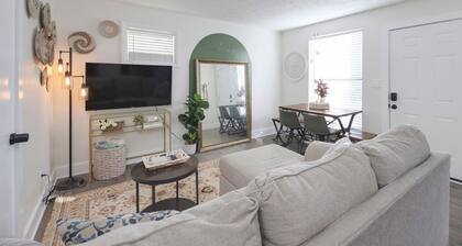 Cottage 2 mi to Broadway: King Bed, Fenced Yard