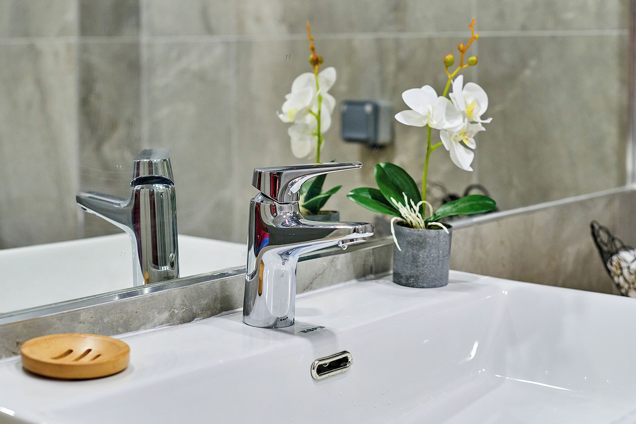 Sèche-cheveux, serviettes fournies, savon, shampoing