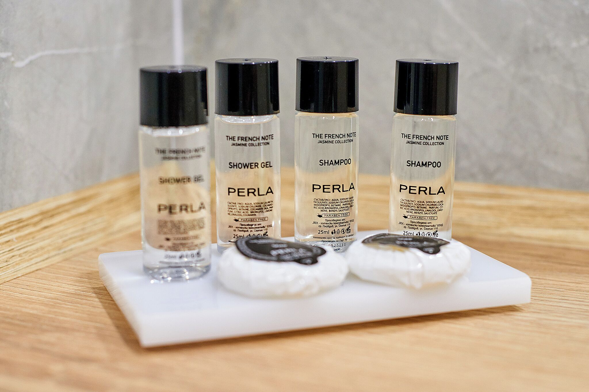 Secadora de cabello, toallas, jabón, shampoo 