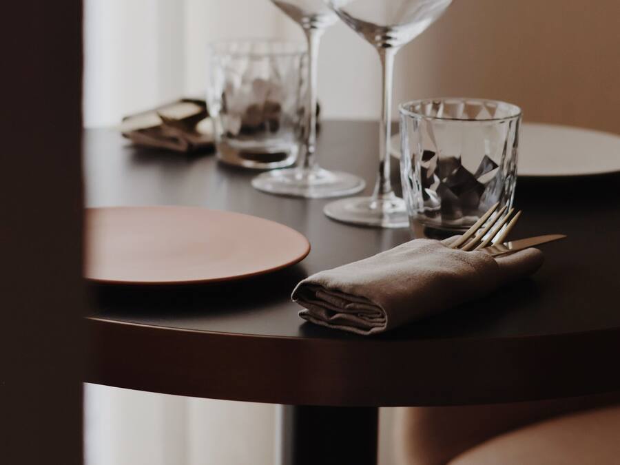 Een tafel met twee wijnglazen en een gevouwen servet.