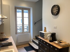 Kjøleskap, mikrobølgeovn, ovn og kokeplater