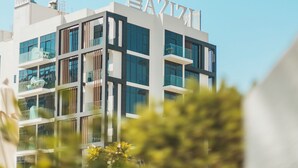 En modern byggnad med en framträdande skylt med texten ”AZIZI” på toppen.