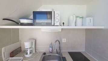 Een koelkast, een microgolfoven, een kookplaat, een vaatwasser