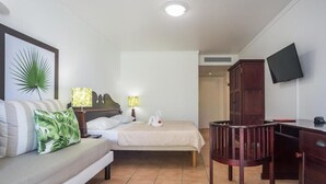 A hotel room with a bed, a desk, a TV, and a chair. - Studio Avec Piscine et Plages Accessibles à Pieds (Sainte-Luce)