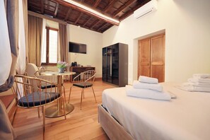 Deluxe Triple Room, 1 King Bed with Sofa bed | In-room safe, desk, soundproofing, free WiFi - Golden Pantheon Rooms (Rome)