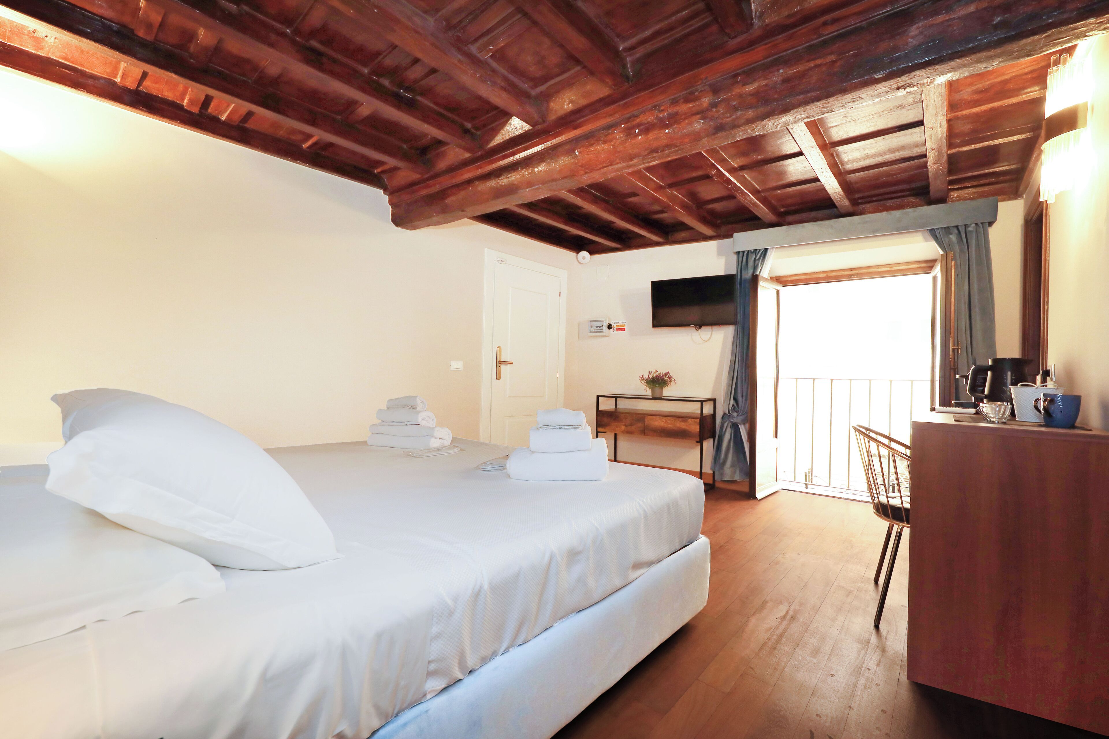 Habitación Deluxe doble, 1 cama de matrimonio grande | Caja fuerte, escritorio, sistema de insonorización y wifi gratis