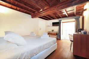 Deluxe Double Room, 1 King Bed | In-room safe, desk, soundproofing, free WiFi - Golden Pantheon Rooms (Rome)