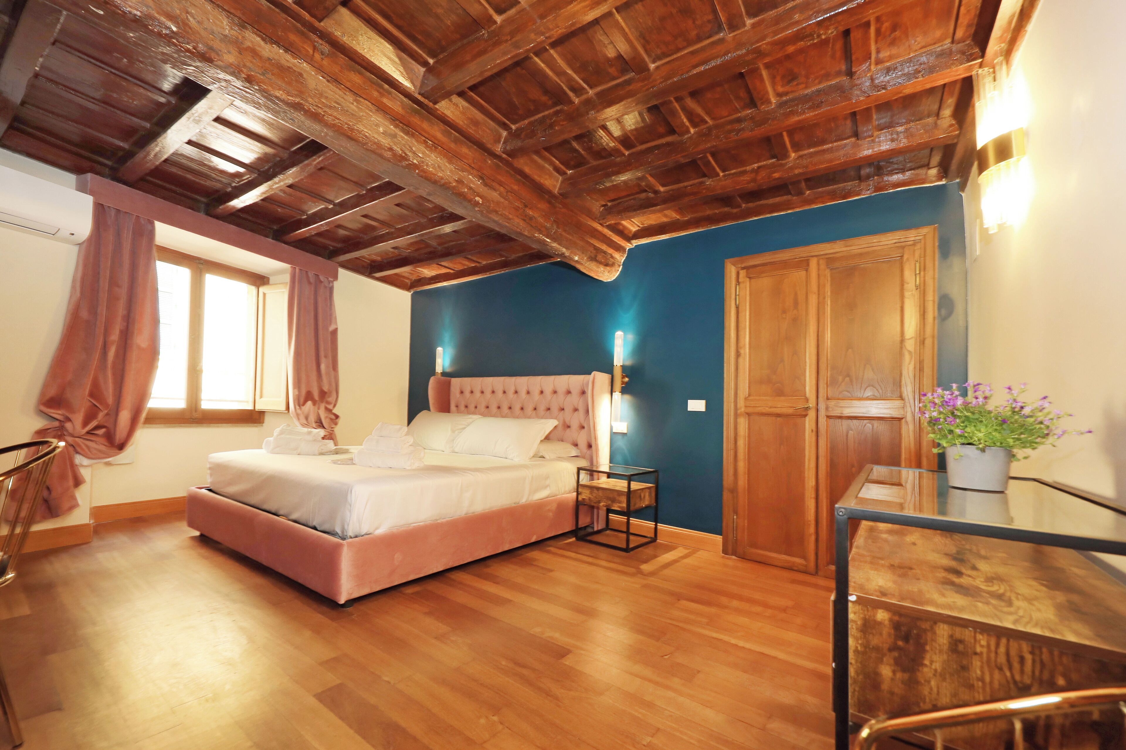 Deluxe-Doppelzimmer, 1 King-Bett | Zimmersafe, Schreibtisch, schallisolierte Zimmer, kostenloses WLAN