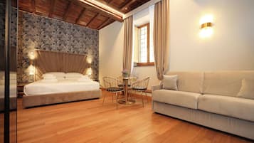 Habitación triple Deluxe, 1 cama de matrimonio grande con sofá cama | Caja fuerte, escritorio, sistema de insonorización y wifi gratis