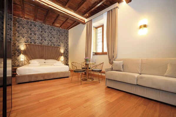 Deluxe-Dreibettzimmer, 1 King-Bett und Schlafsofa | 1 Schlafzimmer, Schreibtisch, schallisolierte Zimmer, kostenloses WLAN