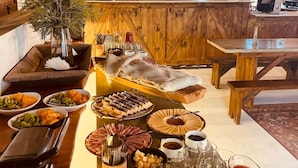A buffet setup with various dishes, drinks, and utensils. - Parque Laguna de Zapallar (Zapallar)