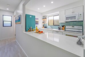 Refrigerador, microondas, horno y parrilla de estufa