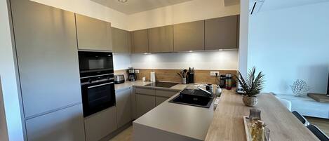 Frigorífic, microones, forn i placa de cuina