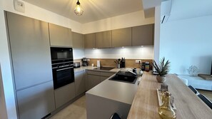 Kjøleskap, mikrobølgeovn, ovn og kokeplater