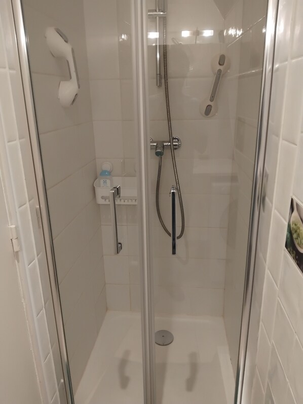 Douche, sèche-cheveux, serviettes fournies, savon