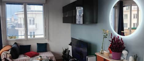 Smart TV, videogiochi, lettore DVD, libri