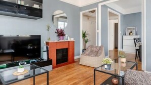 A modern living room with a flat-screen TV, a fireplace, and a sofa. - Appart en Plein Coeur de Caen , Situation Géographique Idéale Pour Visiter Caen (Caen)