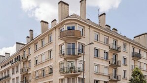 A multi-story building with a central entrance, balconies, and a street in front. - Appart en Plein Coeur de Caen , Situation Géographique Idéale Pour Visiter Caen (Caen)