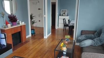 TV connectée, jeux vidéo, lecteur de DVD, livres