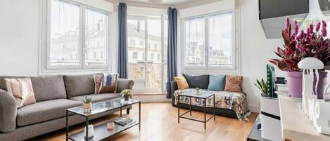 Älytelevisio, videopelejä, DVD-soitin, kirjoja