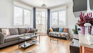 Una Smart TV, videojuegos, un reproductor de DVD, libros