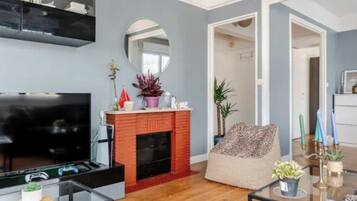 Smart-tv, videospelletjes, een dvd-speler en boeken