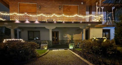 Villa Gabri 2 immersa nel verde con patio e parcheggio, vicino al lago