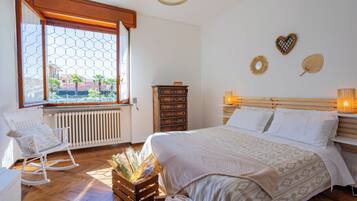 2 camere, una scrivania, ferro/asse da stiro, culla da viaggio