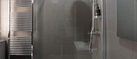 Douche, articles de toilette écologiques, sÚche-cheveux, bidet