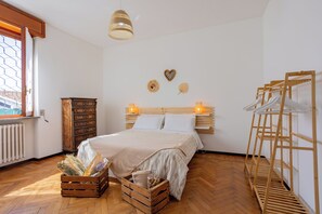 2 chambres, bureau, fer et planche à repasser, lit parapluie