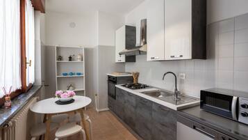 Frigorifero, microonde, forno, piano cottura