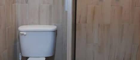 Pyyhkeet, saippua, vessapaperi