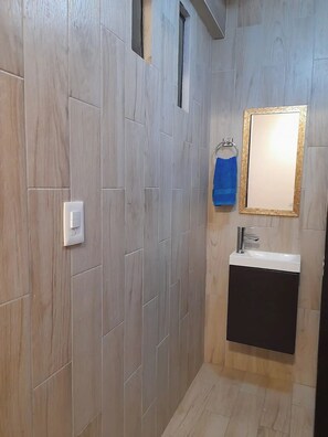 Toallas, jabón, papel de baño 