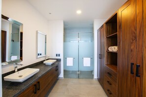 Large and well-stocked master bathroom - 6th-Floor Amapas Retreat – Pool & Sunset Views (Puerto Vallarta)