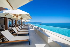 Relax at the rooftop pool with this breathtaking view - 6th-Floor Amapas Retreat – Pool & Sunset Views (Puerto Vallarta)